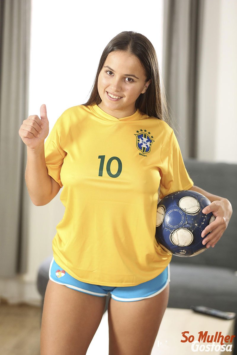 Olivia Nice nua pelada usando camisa do Brasil 01